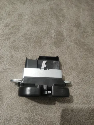 Cerradura Maletero VW Golf Mk5 Mk6 Passat B7