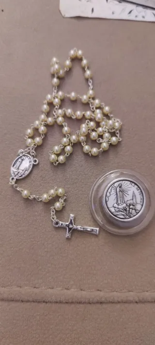 Rosario de Fátima Beige y Plateado