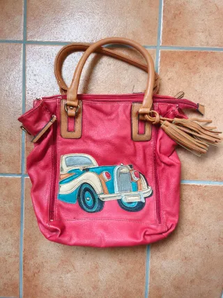 Mala vermelha com carro vintage