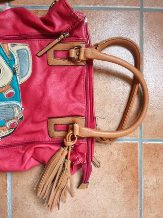 Mala vermelha com carro vintage