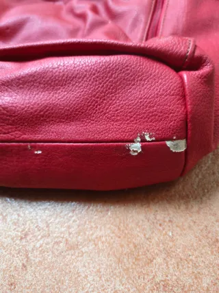 Mala vermelha com carro vintage