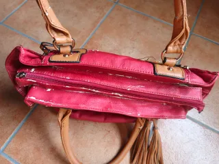 Mala vermelha com carro vintage