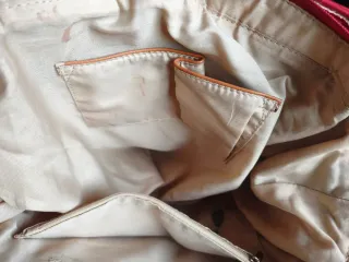 Mala vermelha com carro vintage