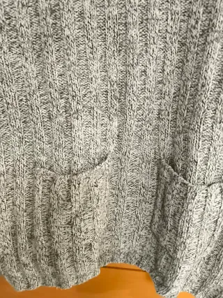 Jersey grueso cuello alto gris y blanco