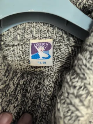 Jersey grueso cuello alto gris y blanco