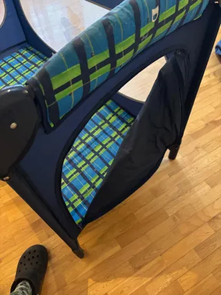 Cuna de viaje azul y verde