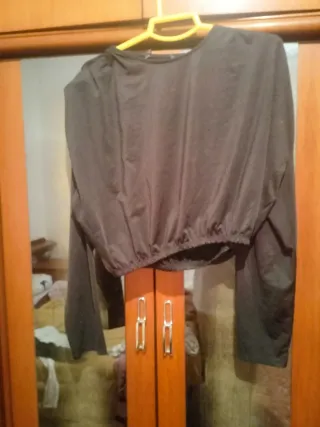 Suéter negro crop top