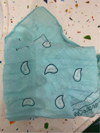 Pañuelo turquesa con estampado paisley