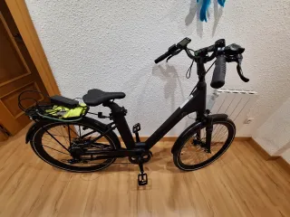 Bicicleta Eléctrica Negra con GPS,Casco y linterna