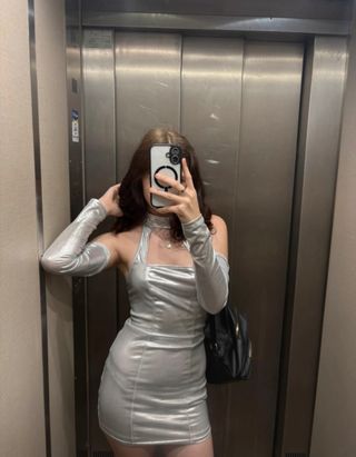 Vestido plateado con mangas