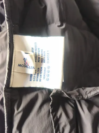 Bonito chaquetón de plumas Moncler talla 2