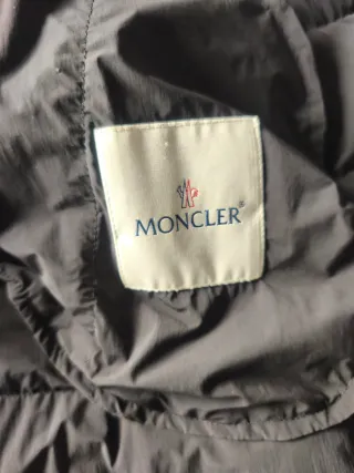 Bonito chaquetón de plumas Moncler talla 2