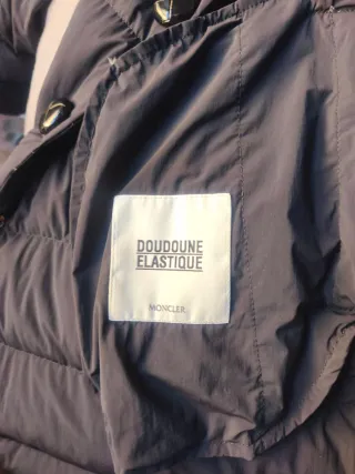 Bonito chaquetón de plumas Moncler talla 2