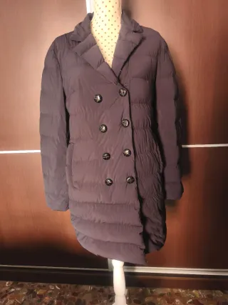 Bonito chaquetón de plumas Moncler talla 2