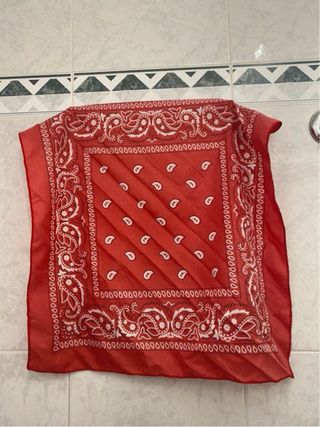 Pañuelo rojo estampado paisley
