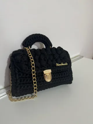 Borsa nera con catena dorata