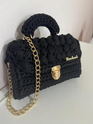 Borsa nera con catena dorata