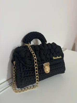Borsa nera con catena dorata