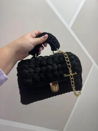 Borsa nera con catena dorata