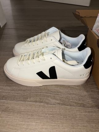 Zapatillas Veja Blancas y Negras nuevas a estrenar