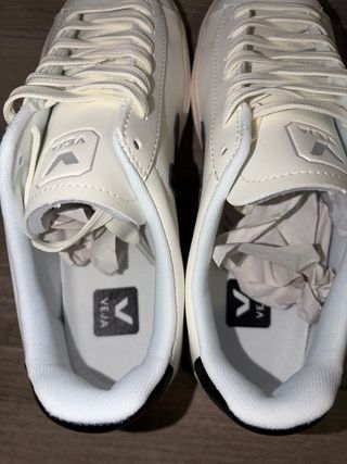 Zapatillas Veja Blancas y Negras nuevas a estrenar