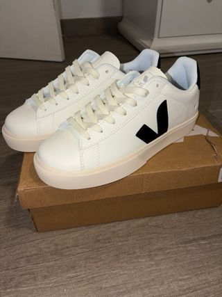 Zapatillas Veja Blancas y Negras nuevas a estrenar