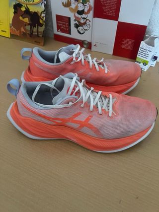 Asics Superblast Naranja/Rosa  Tiene unos 50km