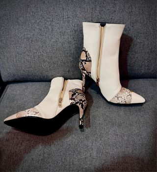 Botines de tacón con estampado de serpiente