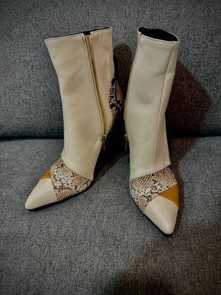 Botines de tacón con estampado de serpiente