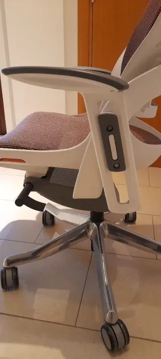 Sedia ergonomica tessuto e metallo.