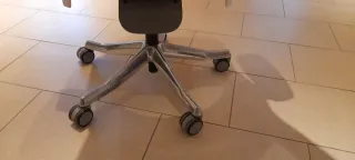 Sedia ergonomica tessuto e metallo.