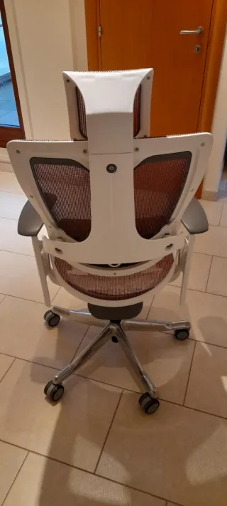 Sedia ergonomica tessuto e metallo.