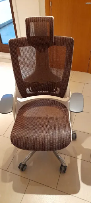 Sedia ergonomica tessuto e metallo.