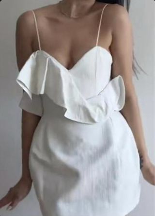 Vestido volumen volante