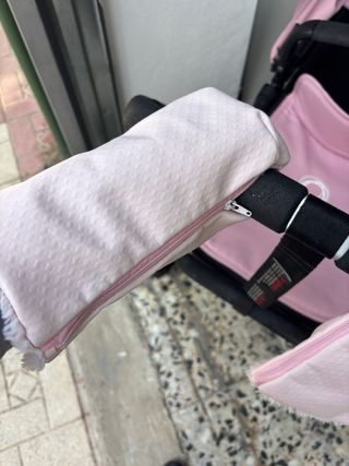 Cochecito de bebé rosa con plástico protector