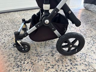 Cochecito de bebé rosa con plástico protector