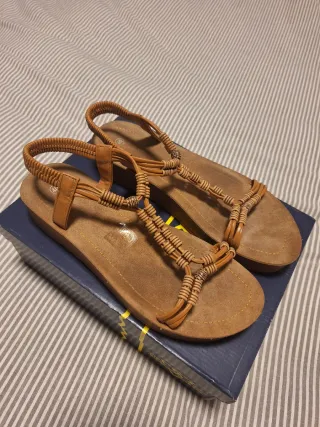 Sandalias planas marrones