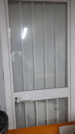 Puerta de terraza con rejas