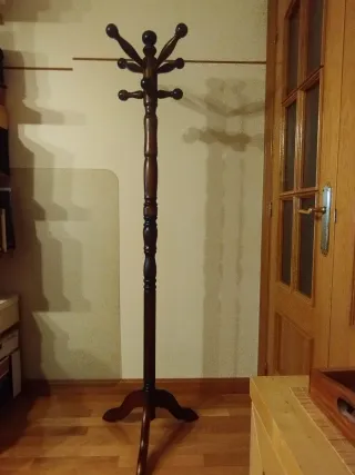 Perchero de pie de madera oscuro