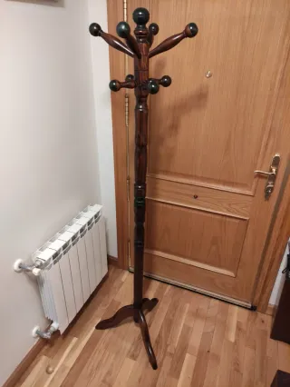 Perchero de pie de madera oscuro