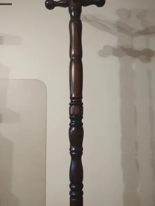 Perchero de pie de madera oscuro