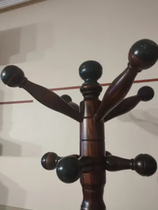 Perchero de pie de madera oscuro