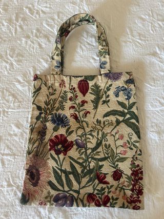 Bolso de tela estampado floral.