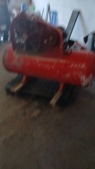 Compresor de aire industrial rojo