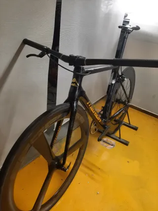 Bicicleta de carbono estilo fixie