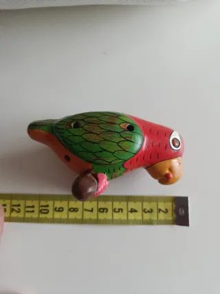 Ocarina de loro decorativa