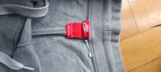 Bermuda deportiva Nike gris