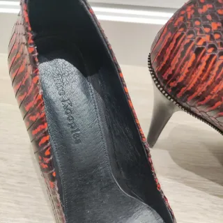 Tacones de serpiente negros y rojos