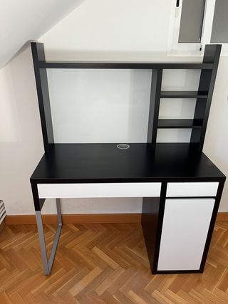 Escritorio con estantería de madera