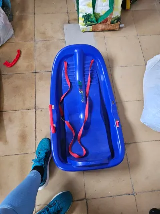 Trineo azul para nieve